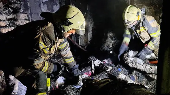 آتش سوزی بزرگ یک خانه در میدان شوش تهران / یک آتش نشان صدمه دید + عکس