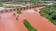 باران رنگ رودخانه‌ را تغییر داد+ عکس