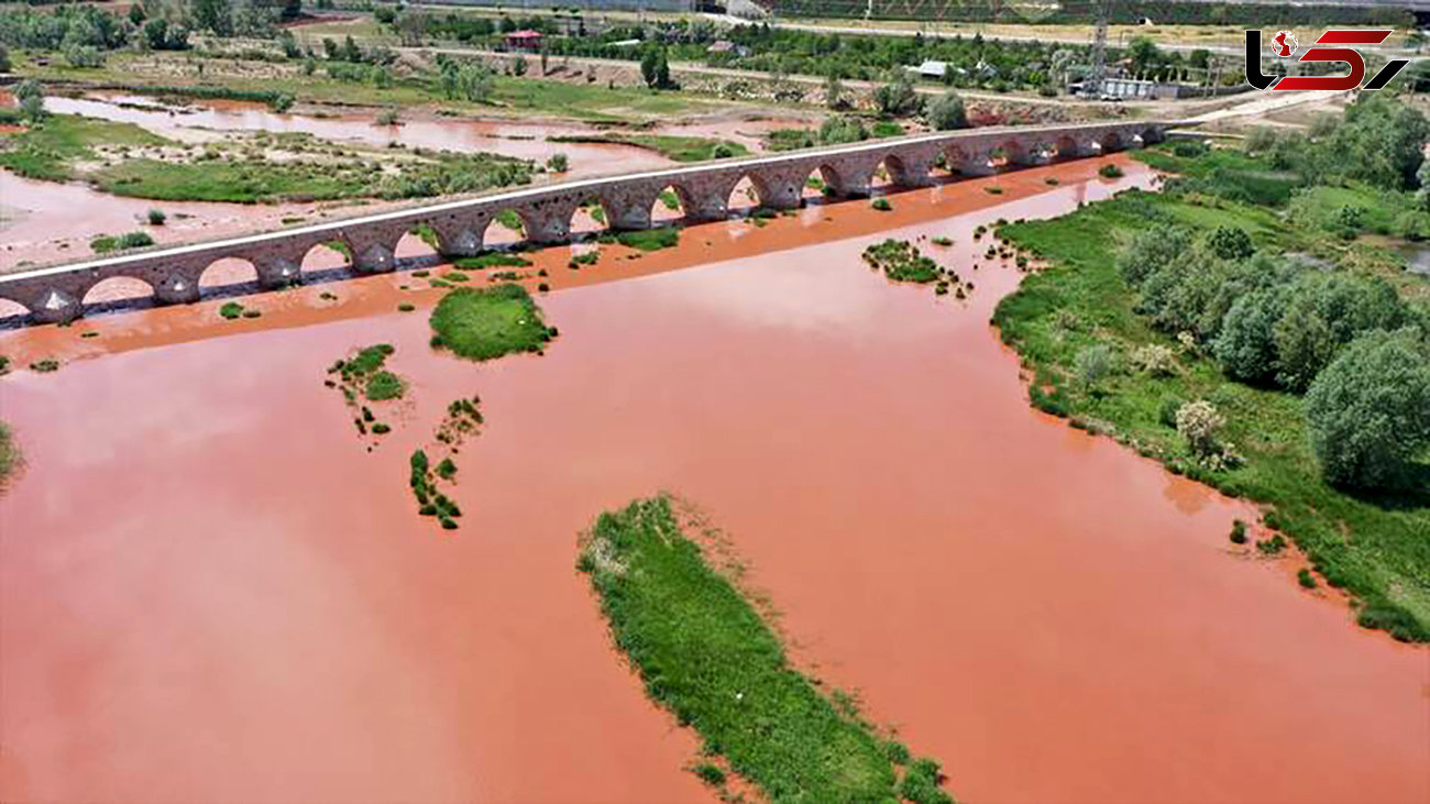 باران رنگ رودخانه‌ را تغییر داد+ عکس