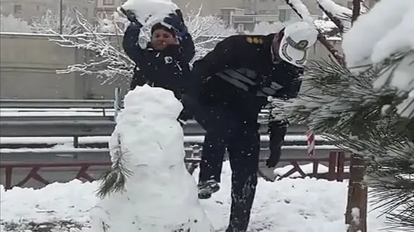 فیلم برف بازی پلیس راهور با دانش آموزان 