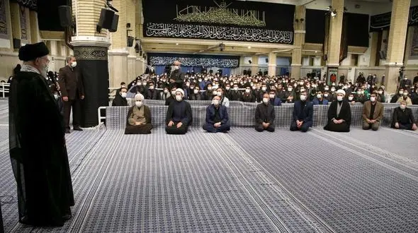 اولین عکس ها و فیلم از رهبر انقلاب در اربعین امسال ! / ایستاده و با اقتدار سخنرانی کرد 