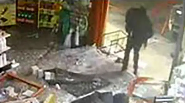 صحنه ای اکشن که خلافکاران به وجود آوردند / دزدان با خودرو وارد فروشگاه شدند+عکس