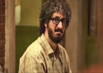 سکانس هایی از فیلم مرد عینکی با بازی بهرام افشاری ، مهدی هاشمی ، هومن حاجی عبداللهی و دیگر هنرمندان مشهور