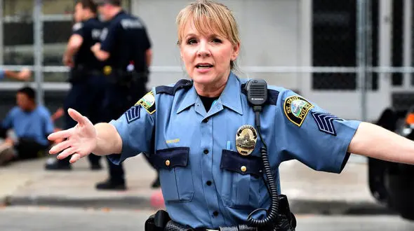 ببینید / حمله وحشیانه یک بیمار به افسر پلیس زن با مشت و لگد + فیلم