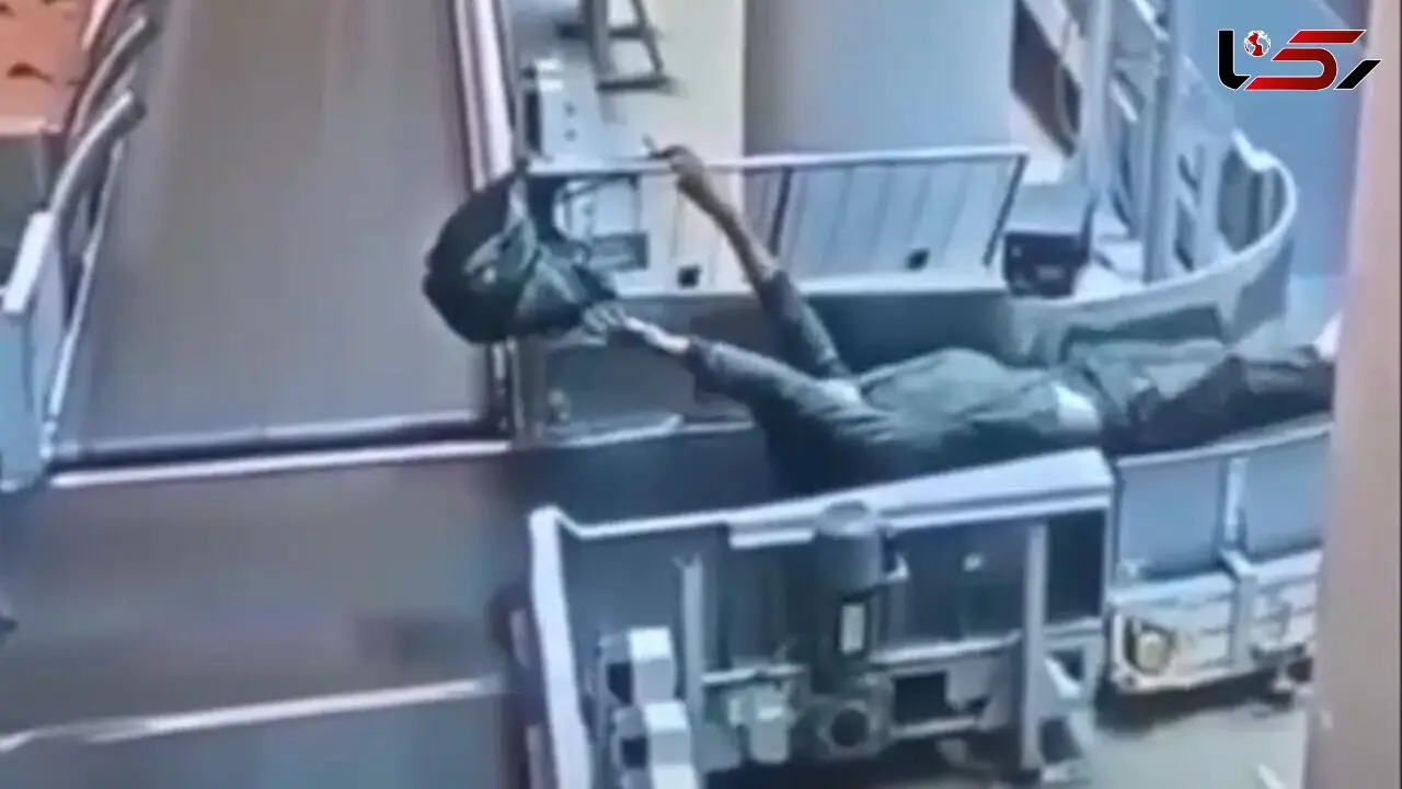 بازی کودکانه مسافر  فرودگاه به بازداشت او ختم شد + فیلم 