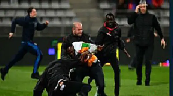 آشوب تماشاگران، مسابقه ساحل عاج و سنگال را نیمه‌ تمام گذاشت 