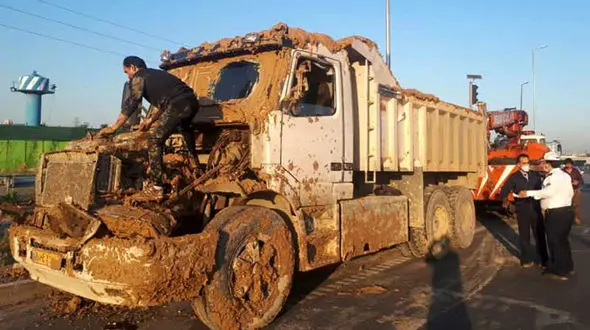 واژگونی وحشت آور در بزرگراه آزادگان / راننده خواب بود که کامیون چپ کرد 