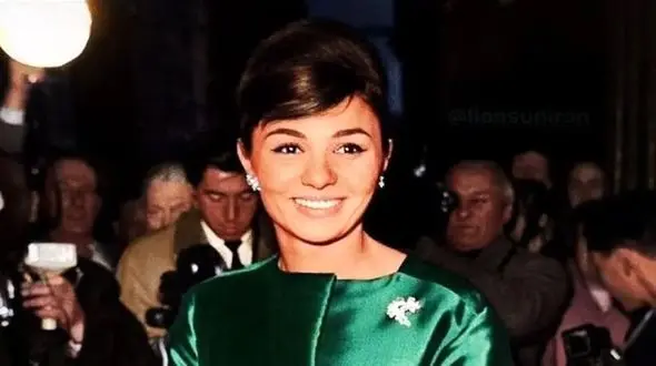 سفر به ایام قدیم/  ژاکلین کندی و فرح دیبا سوار بر لیموزین در واشنگتن / سال ۱۳۴۰