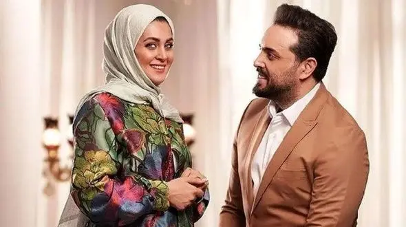 عکس/ نگاهی به جشن تولد ساده و خودمونی یاسمن، همسر پدرام کریمی در رستوران؛ کیکی 4 لایه با شمع‌های دانه‌ای و با دیزاین نه چندان باسلیقه گل