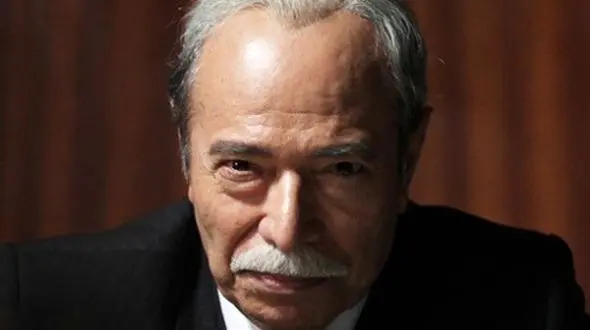 فیلم / خوانندگی باشکوه علی نصیریان، بزرگ آقای سریال شهرزاد با صدای بهشتی اش در جشن تولد 90 سالگی‌اش ...