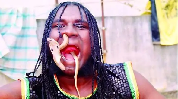 با عجیب ترین مرد دنیا آشنا شوید / او مار زنده را از دماغ میخورد!