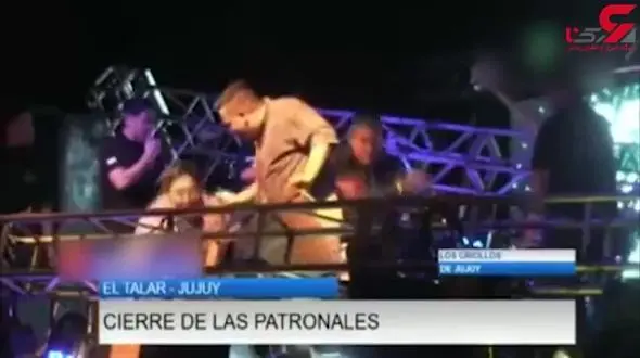 سقوط داربست بر سر یک خواننده در حال اجرای کنسرت + فیلم