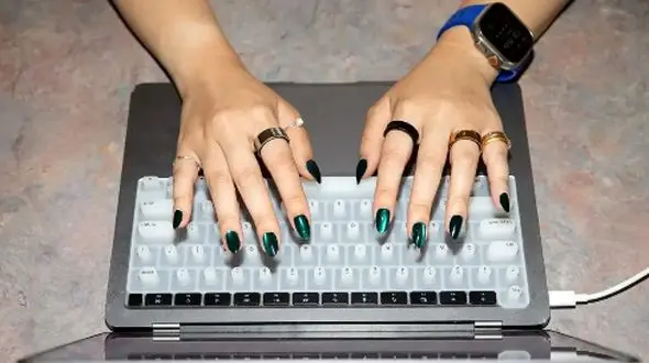 پایان دردسر تایپ با ناخن‌ های بلند؛ معرفی کیبورد مخصوص!