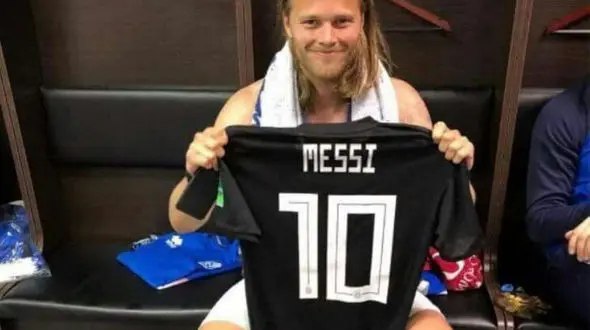 هدیه مسی برای بازیکن ایسلند + عکس 