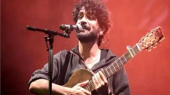 آواز احساسی/عرفان از در سکوت شب خانه زد فریاد خوند مردم از خودش بلندتر همراهی میکنند