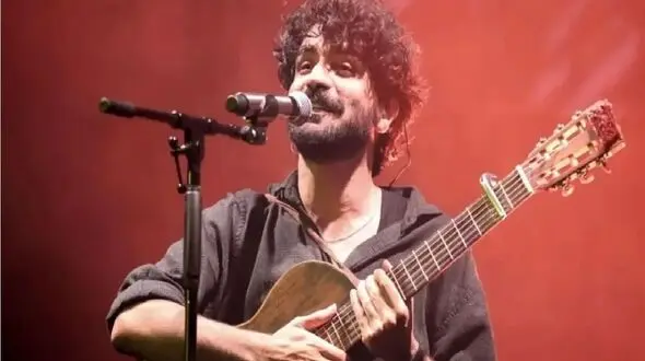 آواز احساسی/عرفان از در سکوت شب خانه زد فریاد خوند مردم از خودش بلندتر همراهی میکنند