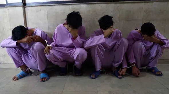 گفتگو با بی رحم ترین پسران پلید تهران / زنان تنها زیر دست آنان جرات فریاد کشیدن هم نداشتند + فیلم گفتگو و عکس