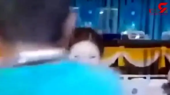 حمله با پیچ گوشتی به خانم مجری در پخش زنده + فیلم