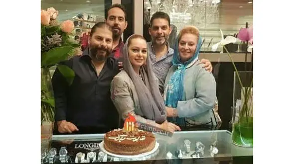 جشن تولد آقای بازیگر  کنار خانواده اش در یک ساعت فروشی! + عکس
