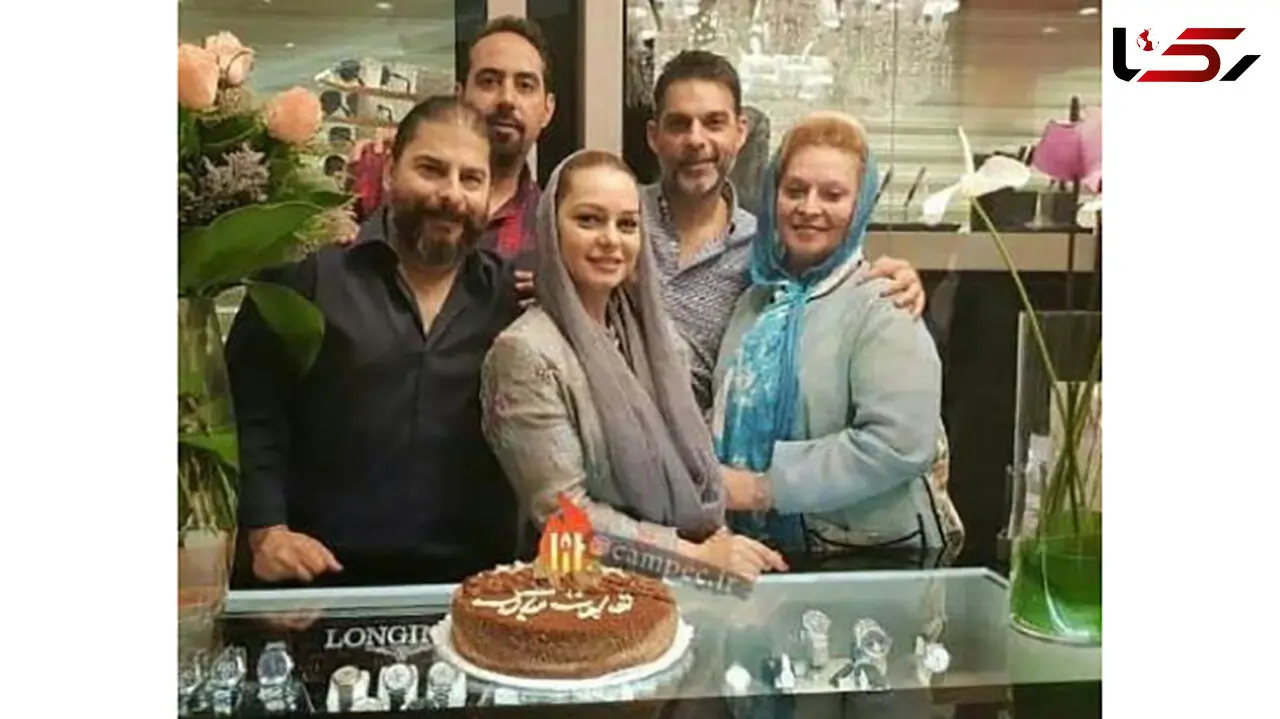 جشن تولد آقای بازیگر  کنار خانواده اش در یک ساعت فروشی! + عکس
