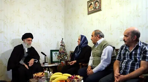 خانواده ایی که رهبر معظم انقلاب را به صرف کیک خانگی مهمان کردند+ویدئو/ رهبری خطاب به بقیه:خیلی خوشمزه ست شماها نمی خورین؟