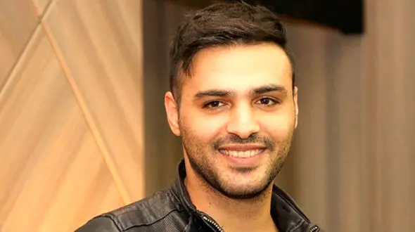 شیطنت بامزه سامان صفاری، امیر سریال دلدادگان با مجسمه شهرداری/ خلاقیت خنده دار آقای بازیگر حرف نداره