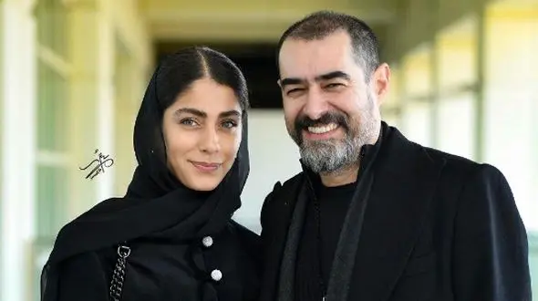 فیلم / درخشش خیره کننده استایل ساناز ارجمند زن دوم شهاب حسینی در شب عاشقانه با همسرش در اکران خصوصی فیلم حرکت آخر