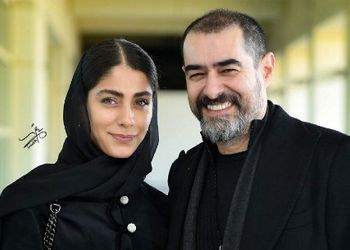 فیلم / درخشش خیره کننده استایل ساناز ارجمند زن دوم شهاب حسینی در شب عاشقانه با همسرش در اکران خصوصی فیلم حرکت آخر