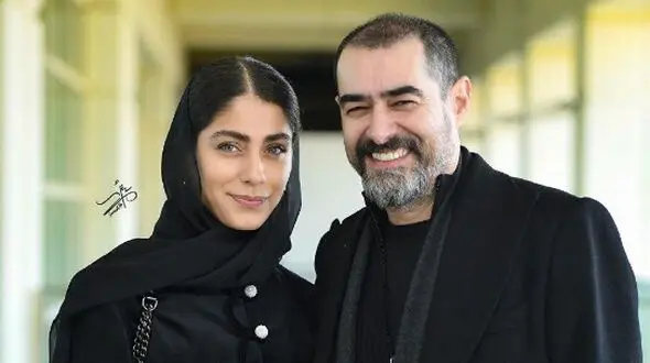 فیلم / درخشش خیره کننده استایل ساناز ارجمند زن دوم شهاب حسینی در شب عاشقانه با همسرش در اکران خصوصی فیلم حرکت آخر