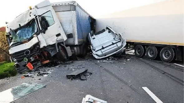 تصادف وحشتناک قطار با کامیون حمل خودرو + فیلم 