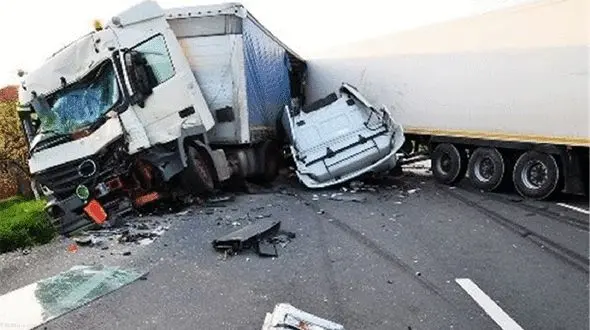 تصادف وحشتناک قطار با کامیون حمل خودرو + فیلم 