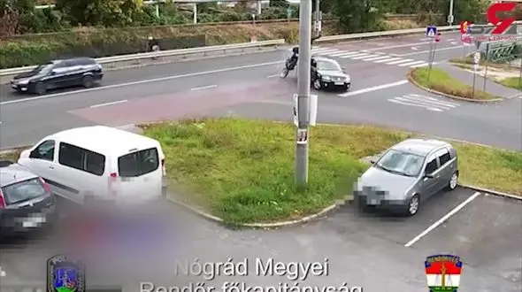 برخورد موتورسیکلت با خودروی سواری در تقاطع + فیلم