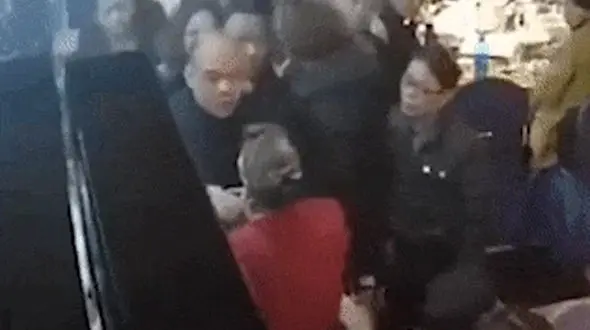 مشتریان رستوران گارسون را به خاطر کندی سرویس کتک زدند + فیلم