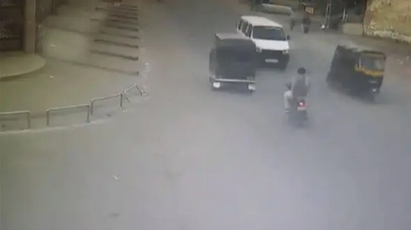 سبقت نابجا در خیابان  باعث تصادف شد + فیلم