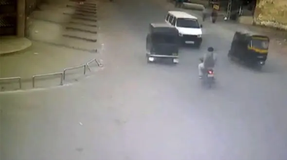 سبقت نابجا در خیابان  باعث تصادف شد + فیلم