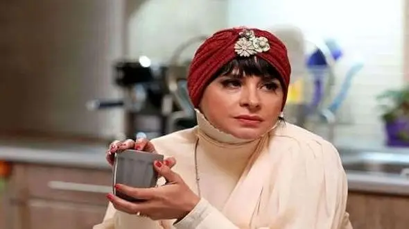 فیلم / جزییات حیرت‌انگیز دکوراسیون منزل سیما تیرانداز: از مبلمان سلطنتی مدرن تا پرده‌ها و آباژورهای لوکس و گران‌بها 