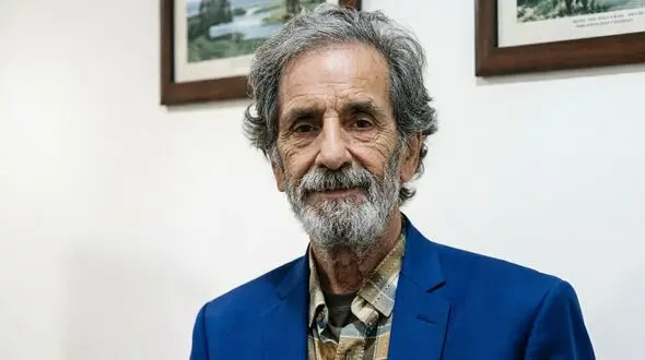 محمود بصیری در سوگ اکبر عبدی؛ همان چهره ساده و دوست‌ داشتنی سال‌های دور + فیلم