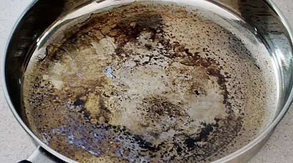 تمیز کردن ماهیتابه سوخته با چای سرد: راهکار جادویی آشپزی