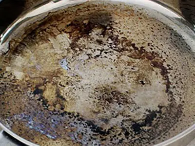 تمیز کردن ماهیتابه سوخته با چای سرد: راهکار جادویی آشپزی