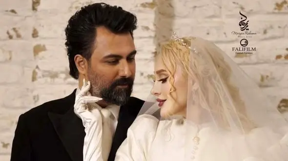 نگاهی به استایل یلدایی نوعروس سینمای ایران در خانه بختش با بابک انصاری / وقتی آرام جعفری با کتاب حافظ به استقبال زمستان می‌رود