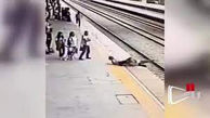 ببینید / لحظه نفس گیر دختر جوان از خودکشی در ایستگاه مترو! + فیلم