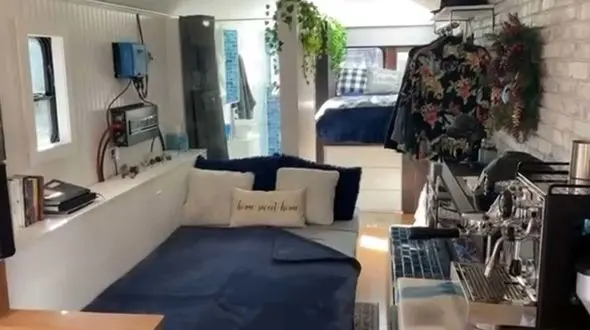 اتوبوس برای آدم های خوشگذران را ببینید + فیلم 