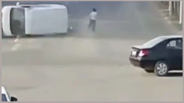 فیلم لحظه واژگون شدن خودرو بخاطر یک غفلت / چراغ قرمز را رد کرد فاجعه رخ داد