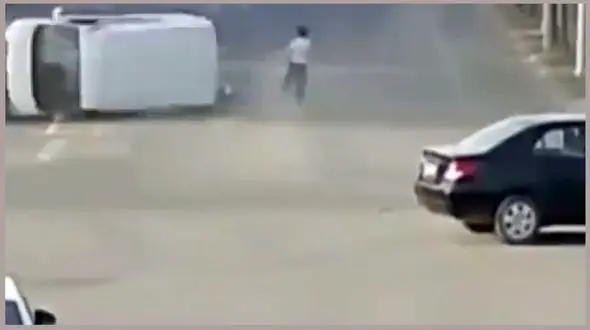 فیلم لحظه واژگون شدن خودرو بخاطر یک غفلت / چراغ قرمز را رد کرد فاجعه رخ داد