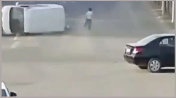 فیلم لحظه واژگون شدن خودرو بخاطر یک غفلت / چراغ قرمز را رد کرد فاجعه رخ داد