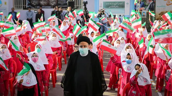 تصاویری از عشق شهید رئیسی به دانش آموزان 