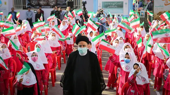 تصاویری از عشق شهید رئیسی به دانش آموزان 