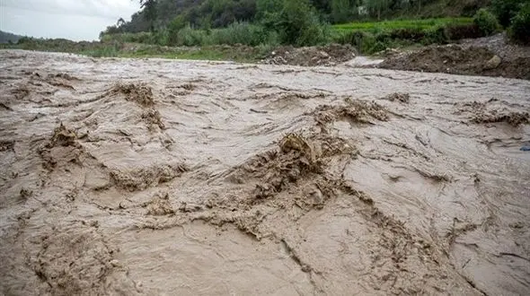 قطع راه ۲ روستا در فومن به دنبال بارش شدید باران+ فیلم و عکس
