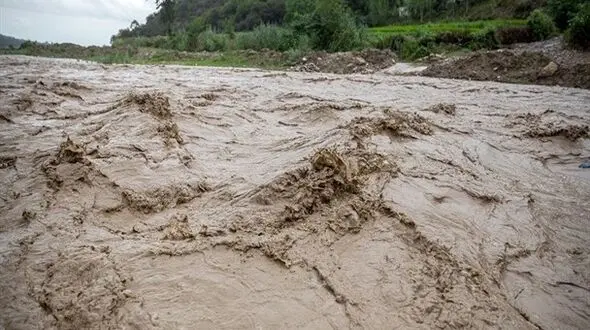 قطع راه ۲ روستا در فومن به دنبال بارش شدید باران+ فیلم و عکس
