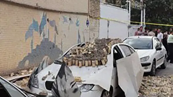 ببینید / لحظه هولناک له شدن دختر جوان زیر دیوار بعد از تصادف اتوبوس